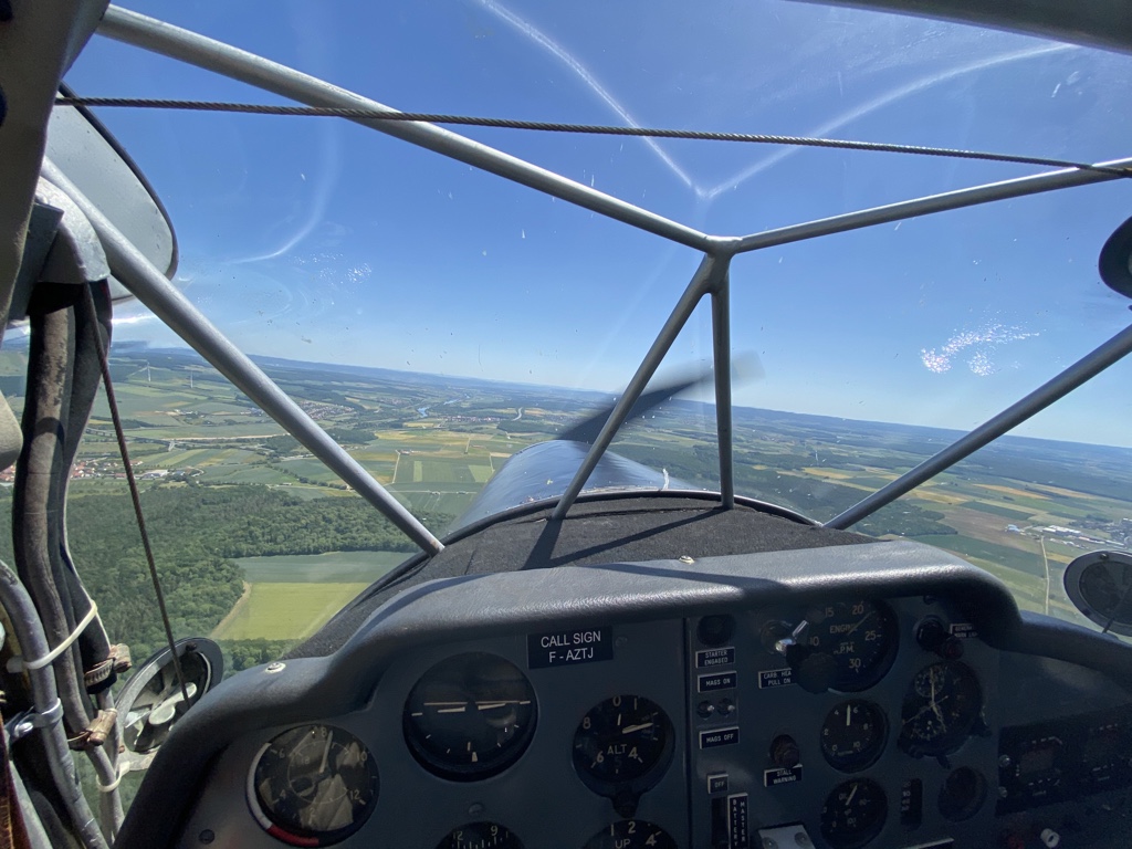 Aufnahme eines Cockpits aus der Egoperspektive eines fliegenden Kleinflugzeuges