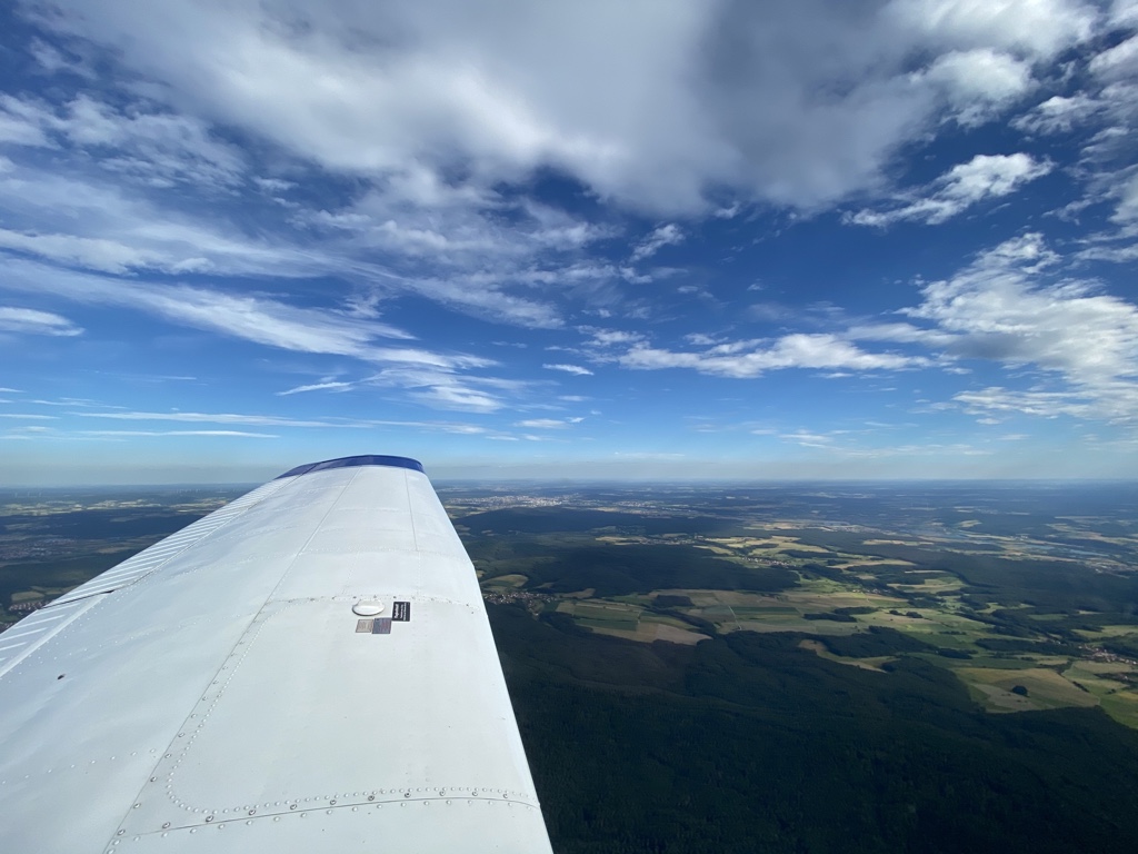 Aufnahme einer Landschaft aus dem Fenster eines Flugzeuges