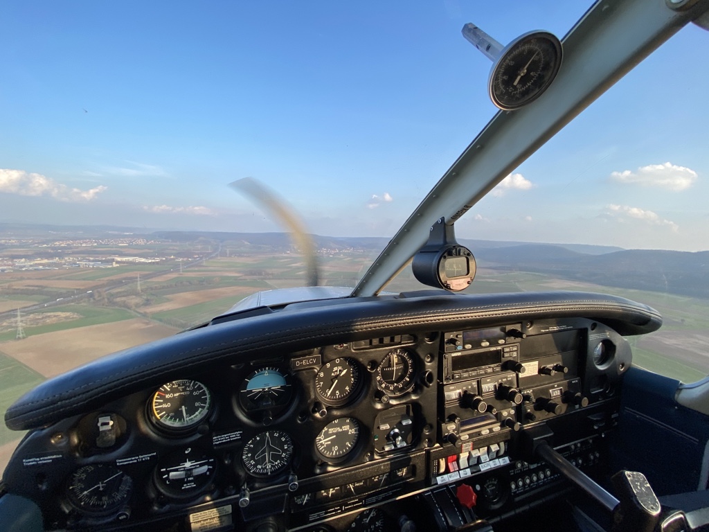 Aufnahme eines Cockpits aus der Egoperspektive eines fliegenden Kleinflugzeuges